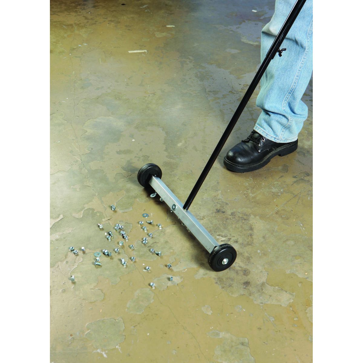 17 In. Mini Magnetic Sweeper V815